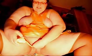 Fat woman shitting in her panties