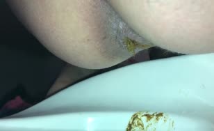 Dutch babe shits a lot in the sink