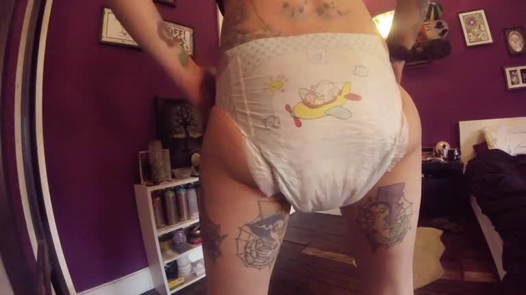 Messy Panty Pooping Girls - Sexy lady and her dirty diaper