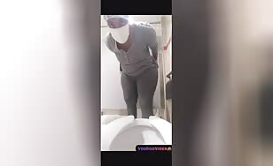 Amateur ebony slut with big booty pooping 