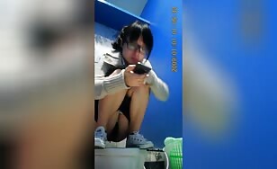 Amateur Thai student poops 