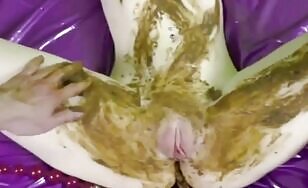 Girlfriend getting her pussy covered in shit 