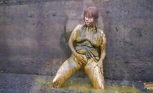 Chubby ass brunette girl masturbates in the Shit Pit