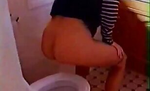 Random Amateur Girl Shitting Video