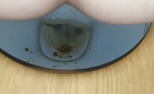 Yummy girl shitting 