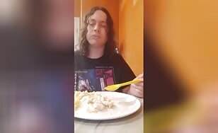Woman eats loudly then smears shit - 12:21