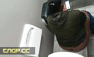Voyeur Catches 3 Women Who Shit - 07:07