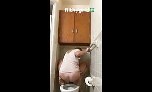 Babe takes a dump on the toilet - 02:28