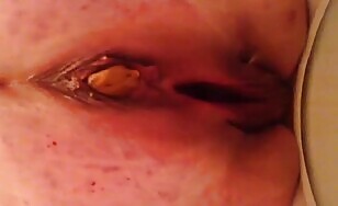 Curvy Woman Shits at Work - 00:27