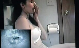 Curvy Babe Takes a Dump on the Toilet - 05:19