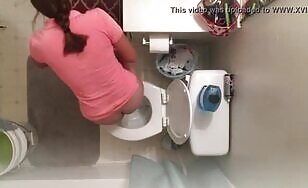 Lady Shits While Multitasking - 02:20