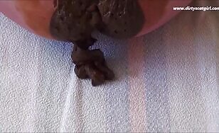 Lady Shits in Orange Pantyhose - 00:26
